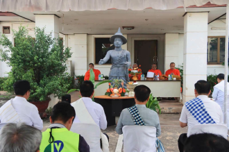 King Anouvong Statue Relocated to Anouvong Stadium